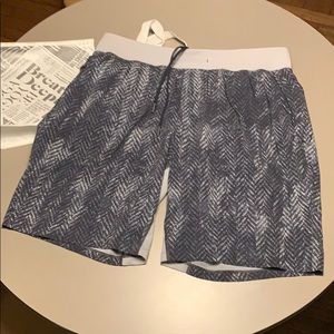 Men’s Lululemon shorts 9” lined